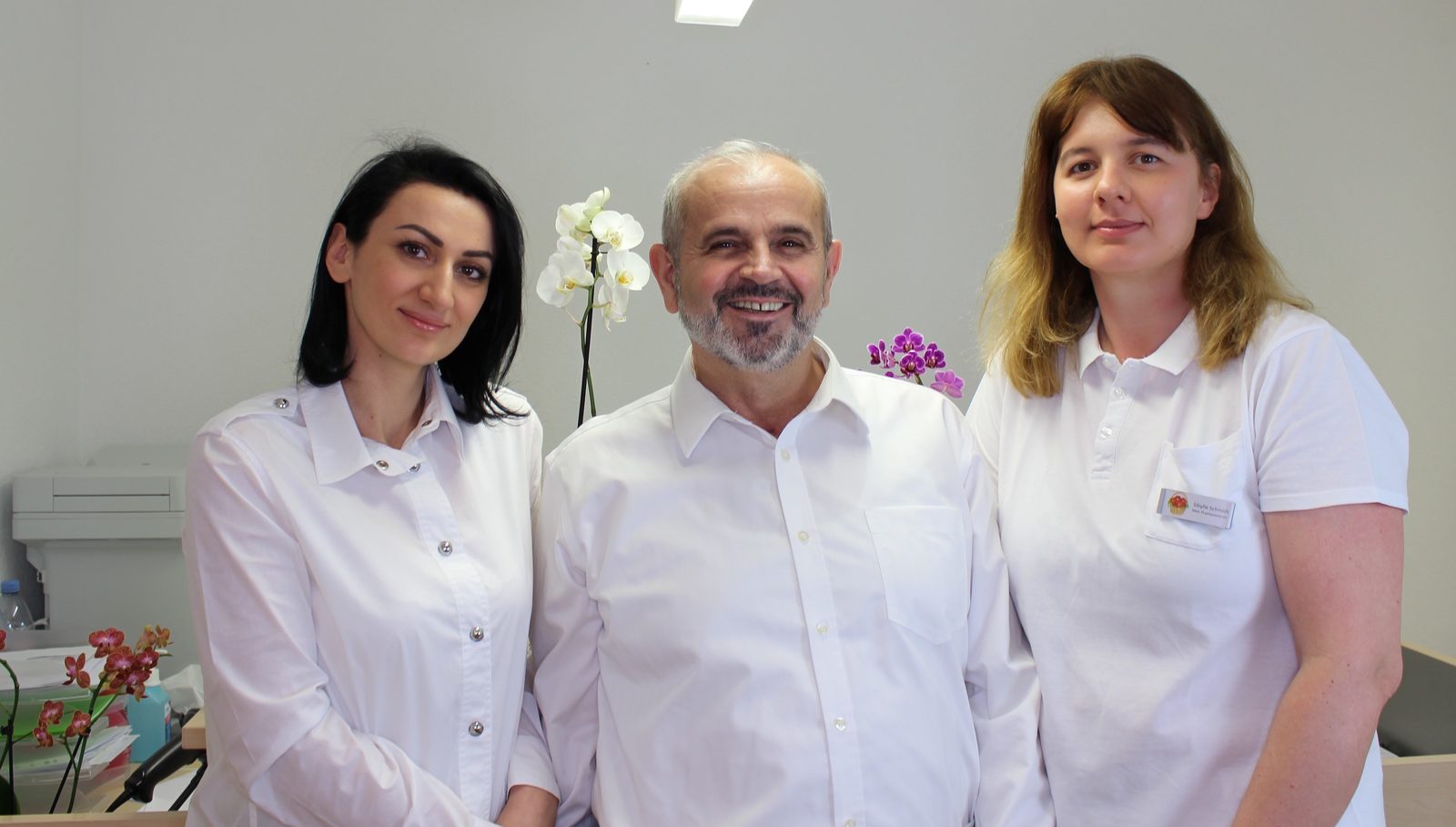 Floreta Cahani, Dr. med. Agim Asllani und Sibylle Schmidt Das Praxisteam in Aarau: Floreta Cahani, Dr. med. Agim Asllani und Sibylle Schmidt im Behandlungsraum